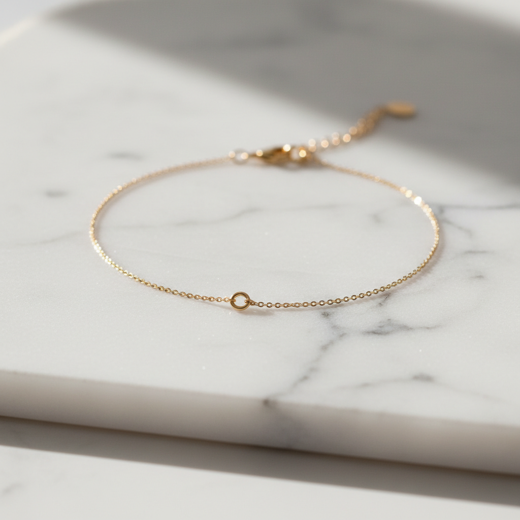 Bracelet minimaliste doré sur marbre blanc