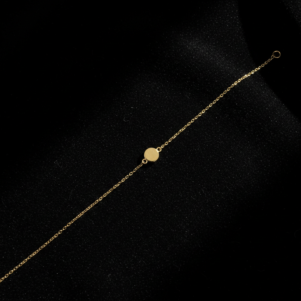 Bracelet minimaliste doré vue de dessus sur velours noir