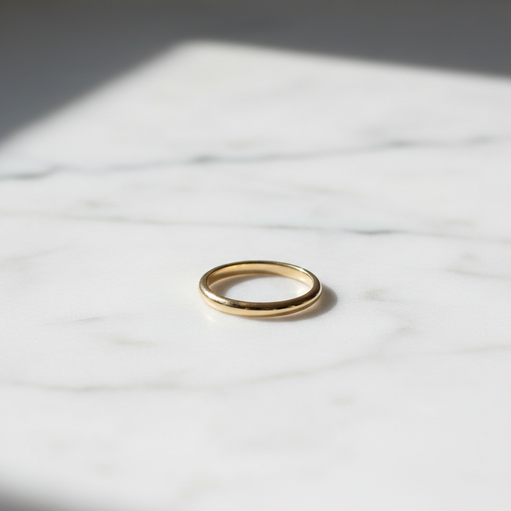 Bague minimaliste élégante sur fond marbre blanc