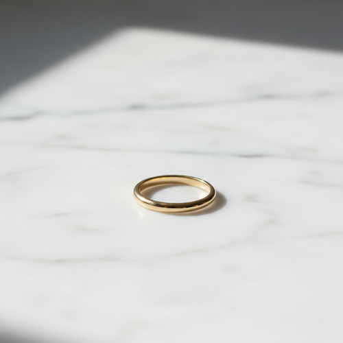 Bague minimaliste élégante sur fond marbre blanc